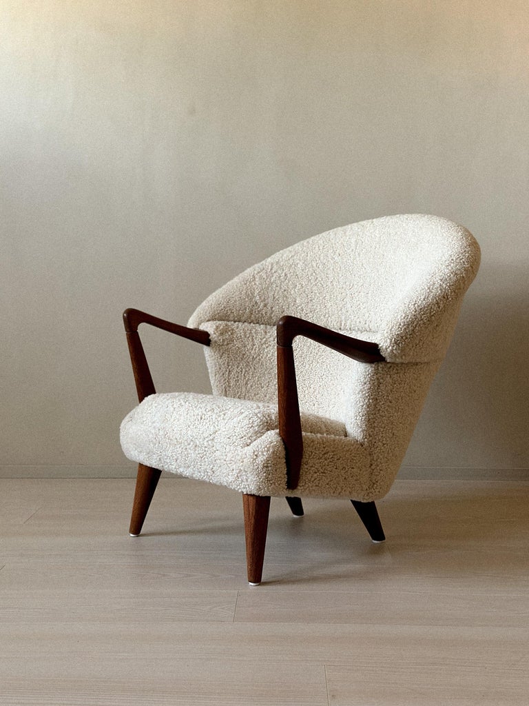 Side profile of mid-century Norwegian lounge chair with wood arms