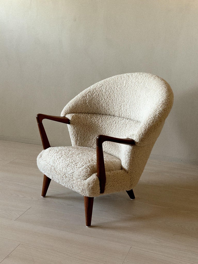 Angled view of model 2222 in soft white upholstery