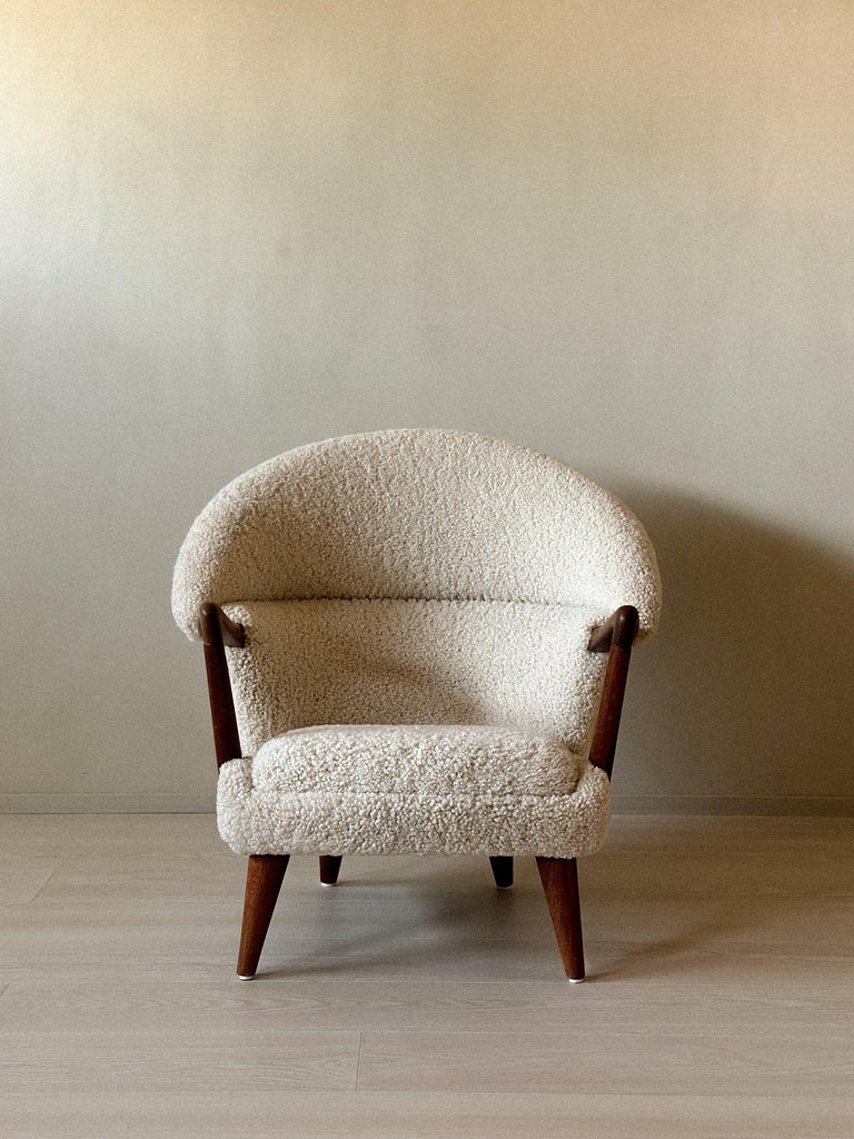 Front view of Kayser armchair model 2222 in white sheepskin