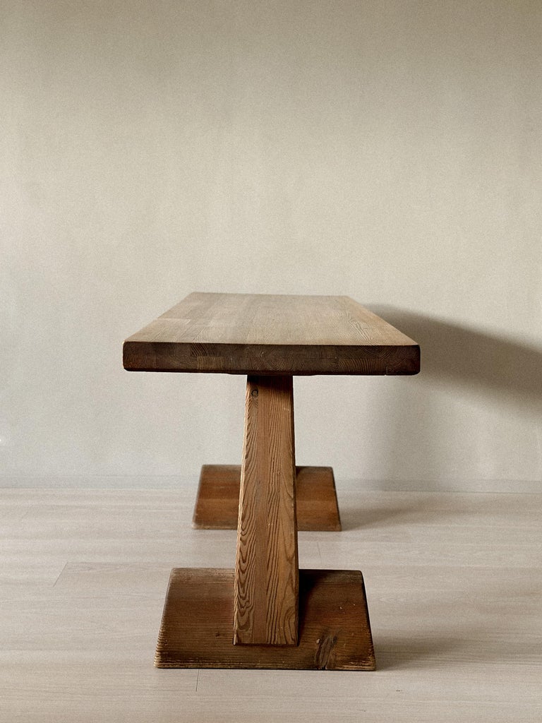 Side profile of Utö table showing linear construction