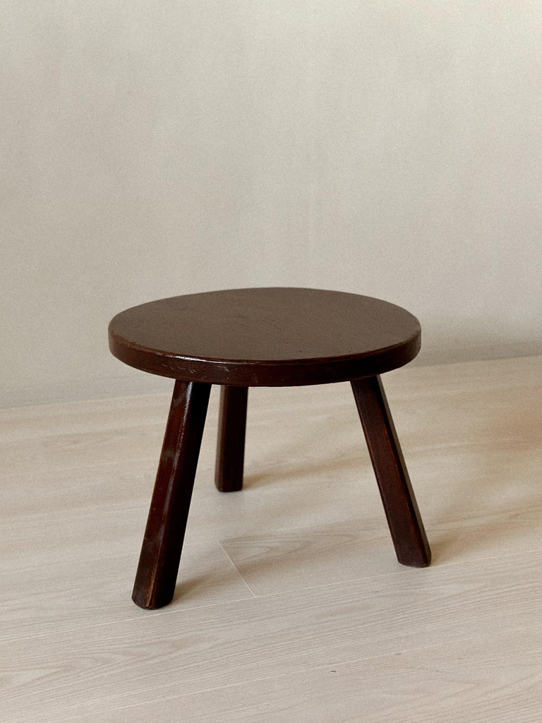 Side profile of vintage oak table with thick top