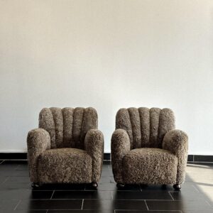 Front view of danish cabinetmaker chair in shearling