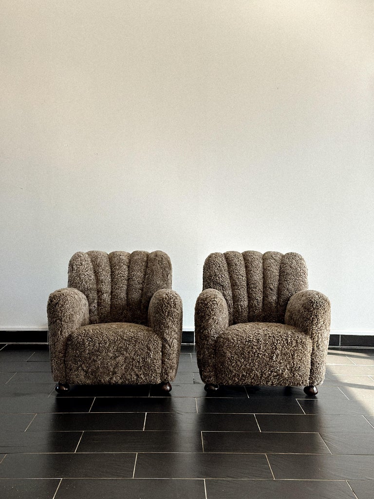 Front view of danish cabinetmaker chair in shearling