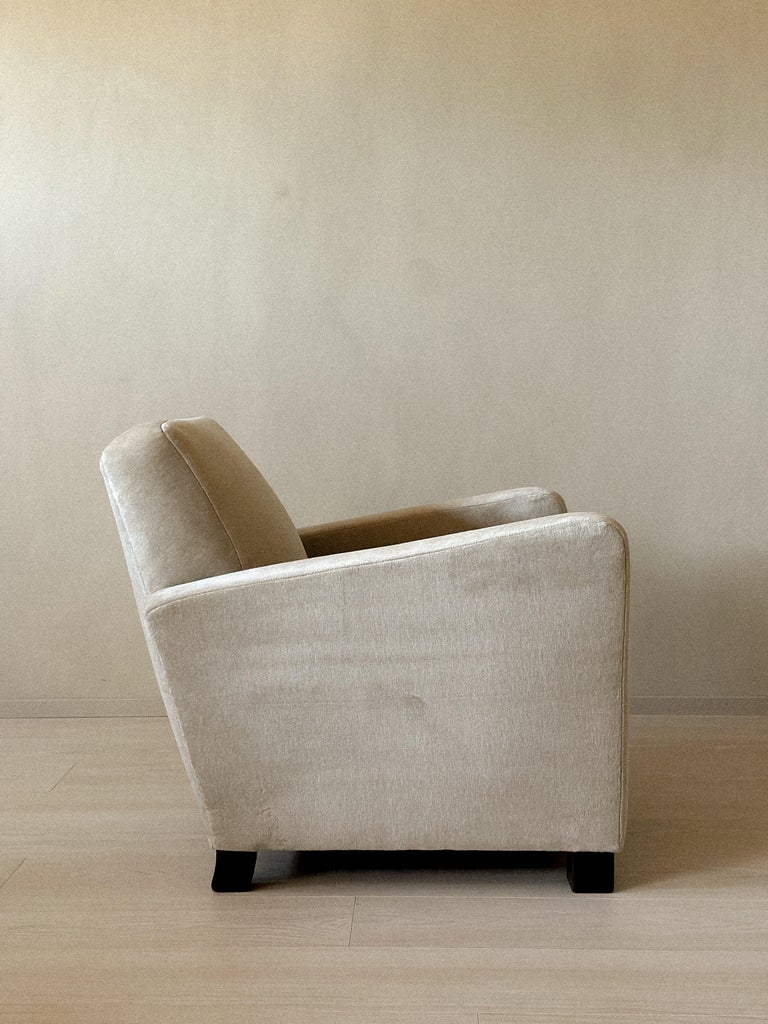 Side profile of Danish club chair with wooden block feet