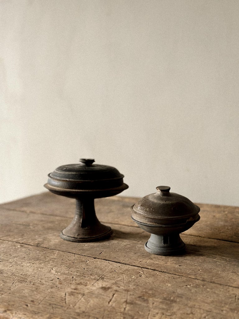 Set of 2 Pedestal Jars, Korea, Silla period (57 BCE – 935 CE) - Image 2